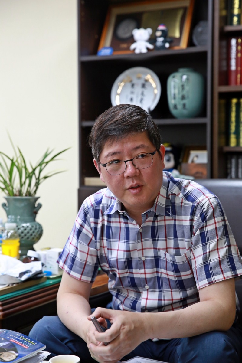 김홍걸 대표상임의장이 취재진의 질문에 답변을 하고 있다.