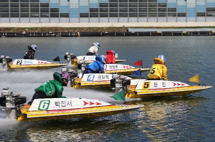 경정 선수들의 경기 모습. (사진=국민체육진흥공단)