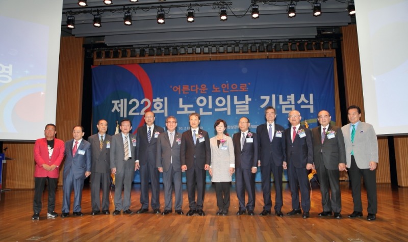 좌측 여섯 번째부터 김광홍 대한노인회 수석 부회장, 박능후 보건복지부 장관, 김상희 저출산고령사회위원회 부위원장, 이심 전 대한노인회장, 최봉구 더불어민주당 고문, 신명호 대한노인회 고문(부영그룹 회장 직무대행).(사진=부영그룹)