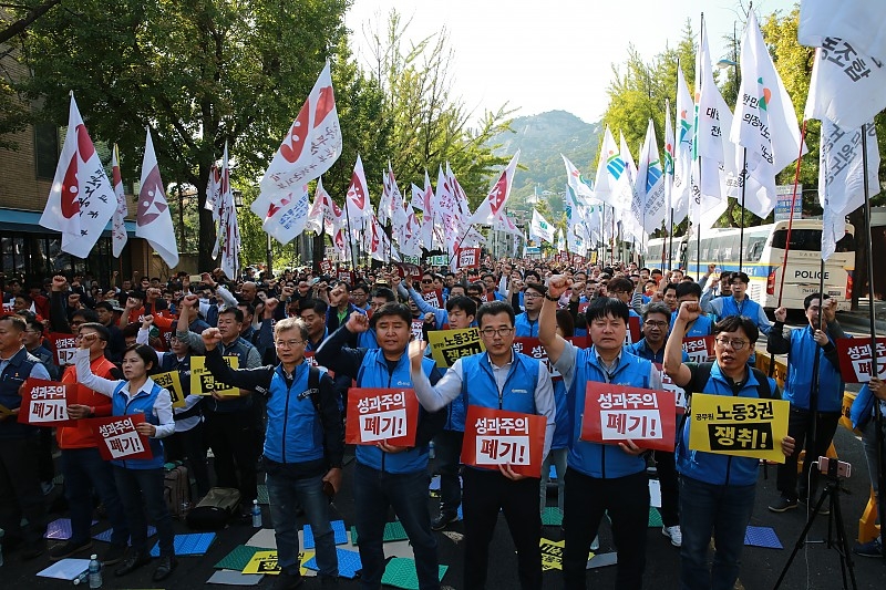 성과주의 폐기를 촉구하며 구호를 외치고 있다.(사진제공=공노총)