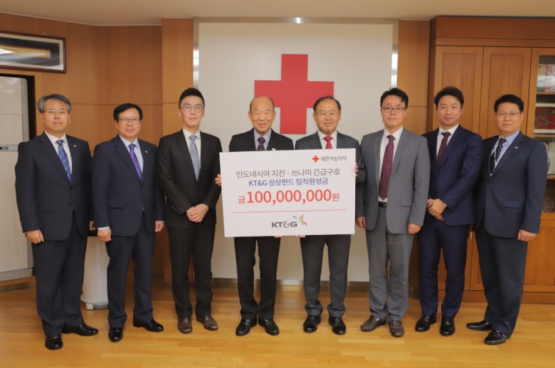 KT&G가 강진과 쓰나미로 큰 피해를 입은 인도네시아의 재난 복구를 위해 긴급구호 성금 1억원을 전달했다. 사진은 (왼쪽 세 번째부터 우측 방향으로) 김외현 KT&G 상상펀드기금운영위원장, 박경서 대한적십자사 회장, 이상학 KT&G 지속경영본부장 및 관계자들이 4일 대한적십자사 본사에서 성금 전달식을 갖고 기념 촬영하고 있는 모습. (사진=KT&G)