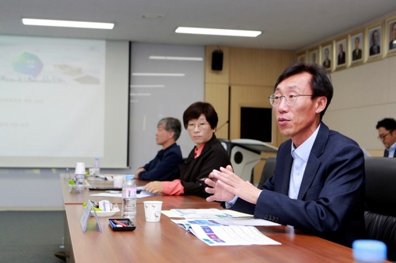 LX의 미래상 구현을 위해 국민의견을 청취하는 모습. (사진=한국국토정보공사)