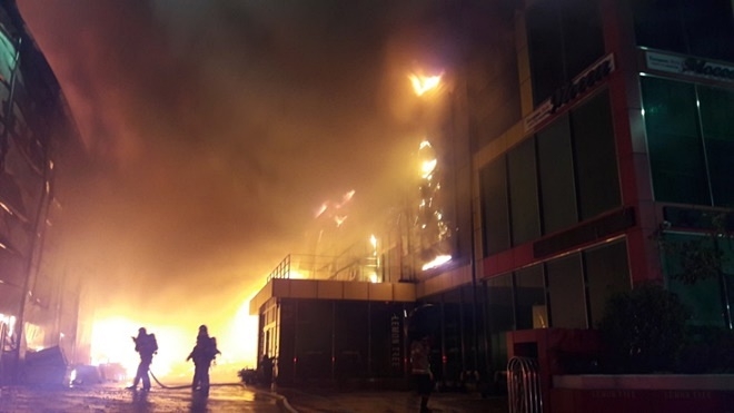 가구공장에서 발생한 화인불상의 불길이 인근 3개공장으로 연소확대되고 있다. (사진제공=부산소방본부)