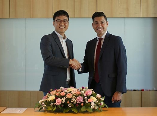 대웅제약 전승호 사장(사진왼쪽)과 에볼루스의 데이비드 모아타제디 사장이 10월 4일 대웅제약 본사에서 만났다. 양사는 내년 상반기 미국, 유럽 발매가 예상됨에 따라 성공적인 시장 진입을 위한 전략적 방안을 함께 논의하고 파트너쉽을 공고히 했다. (사진=대웅제약)