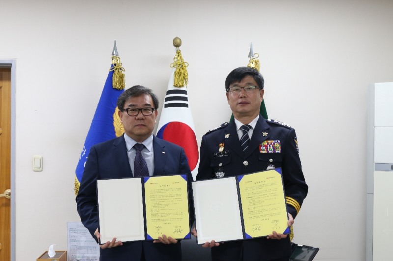 사진=중기중앙회, 안성경찰서와 MOU 체결(김태환 취업교육팀장, 윤치원 안성경찰서장)