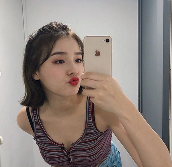 연우, 입술 쭈삣 거울보며 찰칵...청량미 물씬 '여리여리'