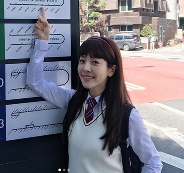 한지민, '나이를 가늠 할 수 없는...단박 시선 잡는 교복핏'