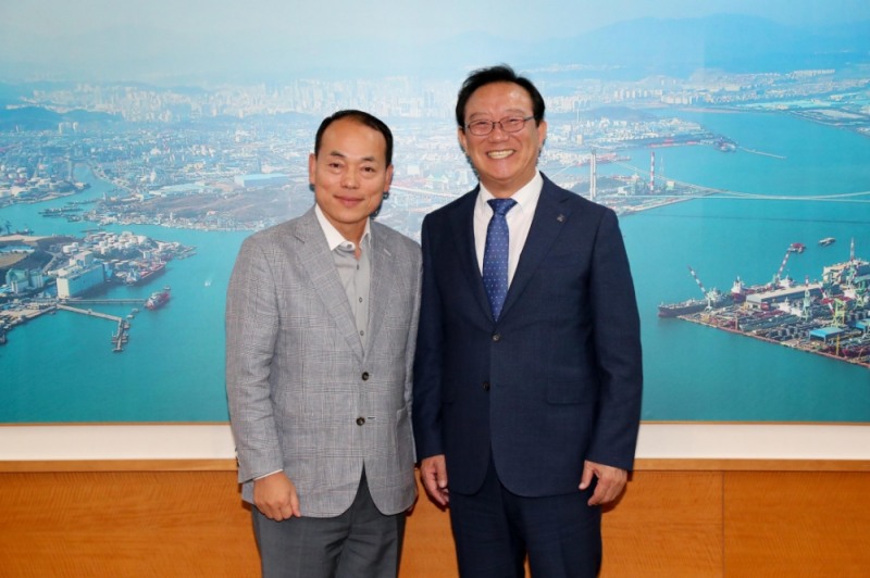 김윤식 신임사무총장(사진왼쪽)과 송철호 시장이 기념촬영.(사진제공=울산시)