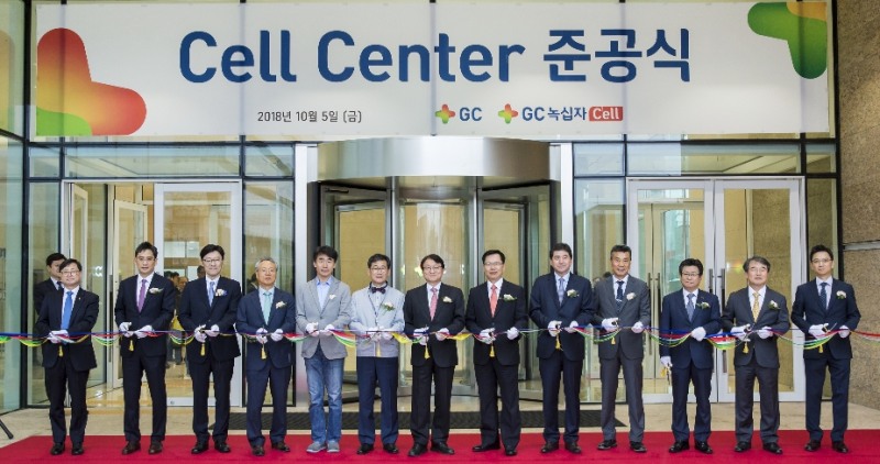 지난 5일 목암타운에서 진행된 ‘GC녹십자 셀센터 준공식’에서 허일섭GC(녹십자홀딩스) 회장(왼쪽에서 일곱 번째)과 계열사 임직원들이 테이프 커팅 세리머니를 하고 있다. (사진=GC녹십자)