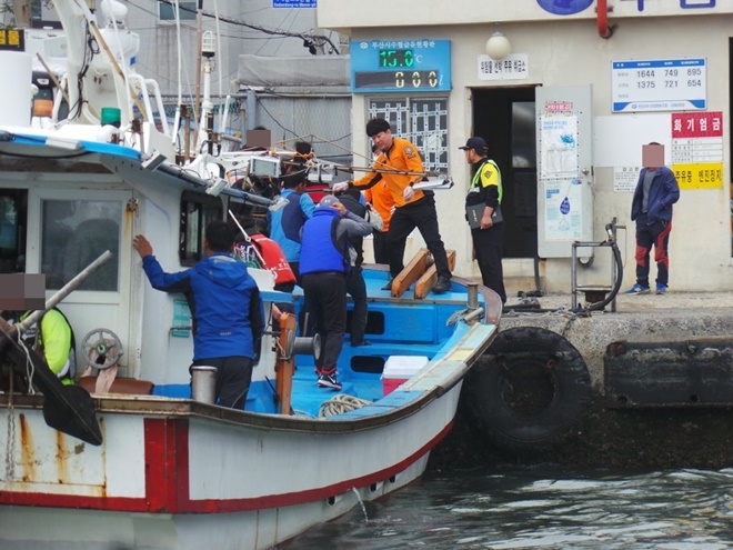 부상자를 이송하고 있다.(사진제공=부산해양경찰서)