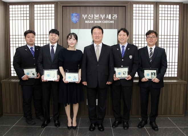 양승권 부산본부세관장(사진우측 세번째)이 10월의 부산세관인(사진우측 두번째), 분야별 유공자와 기념촬영하고 있다.(사진제공=부산본부세관)
