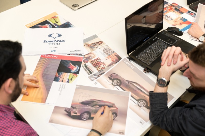 SPD 대학원생들이 티볼리 디자인 창작대회 프로젝트에 참여해 아이디어를 논의하고 있다.(사진=쌍용자동차)