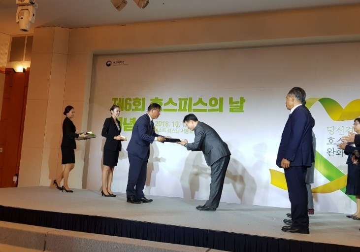 주앙 왼쪽, 소화기내과 김정한 교수(사진=건국대병원)