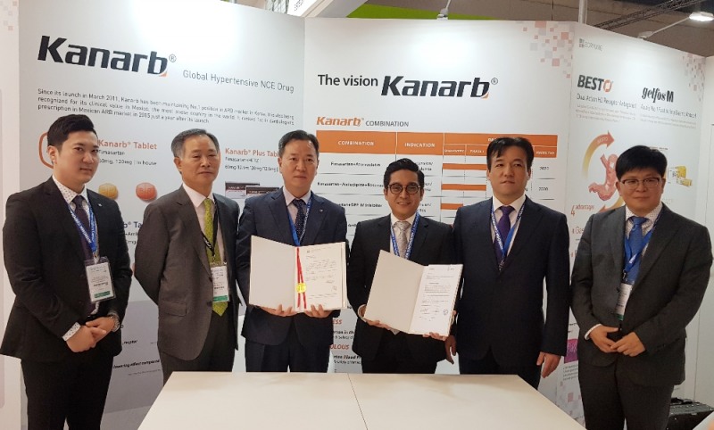 지난 11일 스페인 마드리드 이페마 컨벤션센터에서 개최된 세계의약품전시회 현장에서 진행 된 계약 서명식에서 보령제약 글로벌세일즈팀 안영민 대리, 한국의약품수출입협회 오장석 회장, 보령제약 글로벌세일즈팀 박재록 이사, 인듀어메디칼 조나스 안가라 딥파락(Jonas angara Depalac) 약제최고책임자(chief pharmacist, Head of BD&RA team), 보령제약 개발본부 김영석 상무, 한국의약품수출입협회 조종화 이사(왼쪽부터 순서대로)가 서명식 후 기념사진을 찍고 있다. (사진=보령제약)