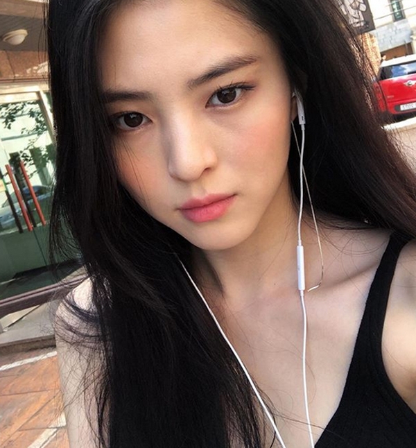 한소희, 수수하게 늘어뜨린 머릿결....부러질 듯 쇄골라인