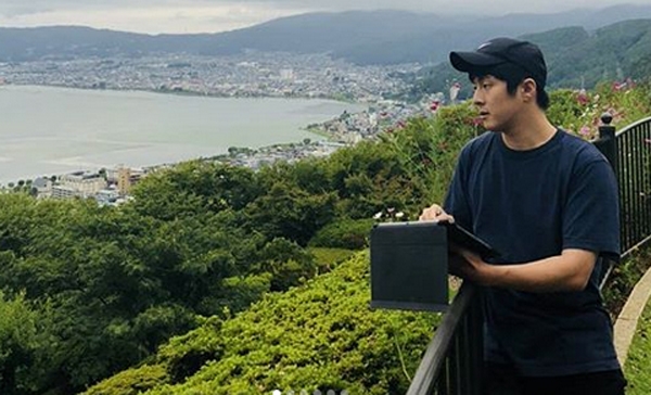 기안84, 환상적인 배경을 바라보며....일에 열중하는 날렵한 모습