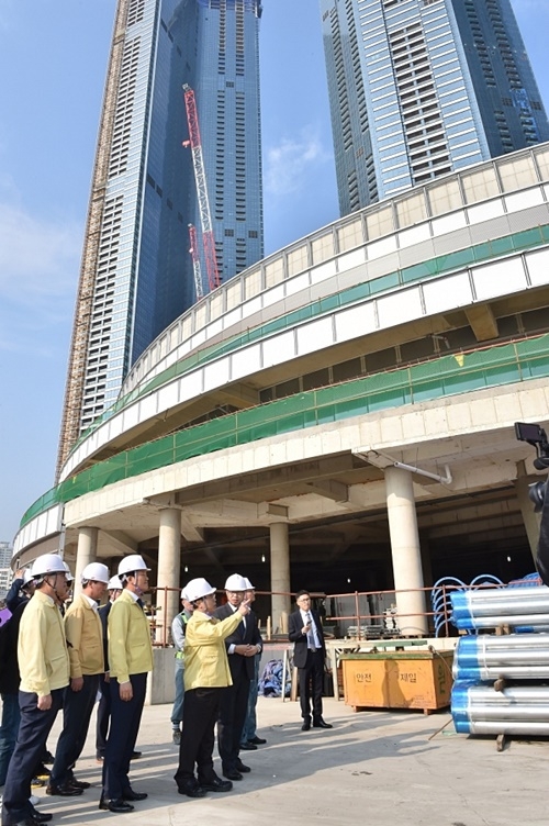 오거돈 부산시장이 해운대 엘시티 건설현장을 찾아 ‘연이은 엘시티 안전사고의 근본적 원인은 안전 불감증’이라고 질타하고, 철저한 안전진단 실시 및 재발방지 대책마련을 주문하고 있다. (사진제공=부산시)
