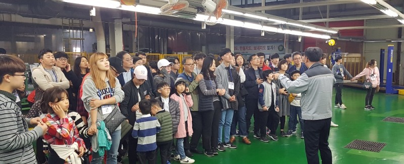 동호회 회원들이 견학 중 담당자에게 생산 공정에 대한설명을 듣고 있다.(사진=쌍용자동차)