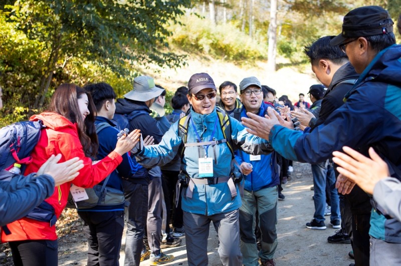 삼양그룹 김윤 회장(가운데)은 창립 94주년을 기념해 임직원 약 170여 명과 함께 산행을 실시했다. 김윤 회장이 산행을 출발하며 임직원들과 하이파이브를 하고 있다. (사진=삼양그룹)
