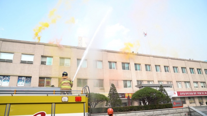 본사 화재진압 훈련 모습.(사진=롯데건설)