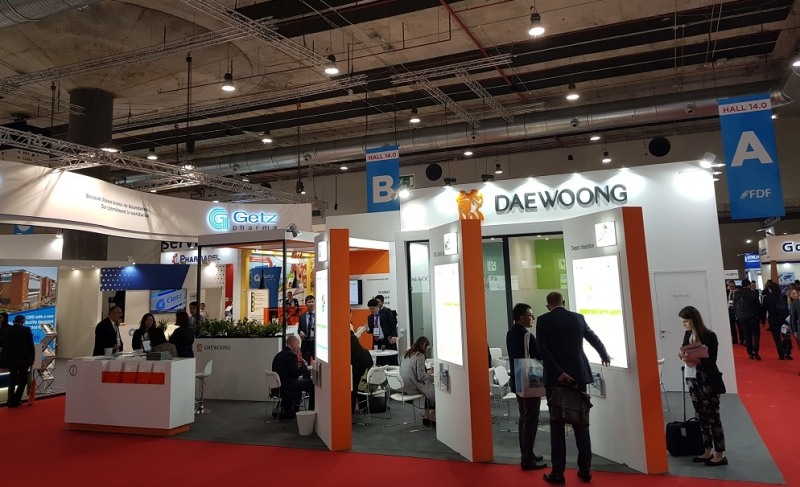 대웅제약과 대웅바이오는 지난 9일부터 11일까지 스페인 마드리드에서 개최된 'CPhI Worldwide 2018'의 대웅제약 부스에서 해외 참석자에게 회사 및 제품을 소개하고 있다. (사진=대웅제약)