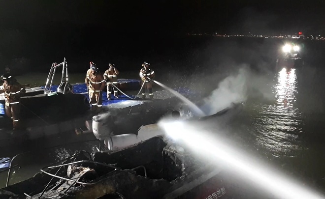 환경감시선의 화재를 진압하고 있다.(사진제공=부산사하소방서)