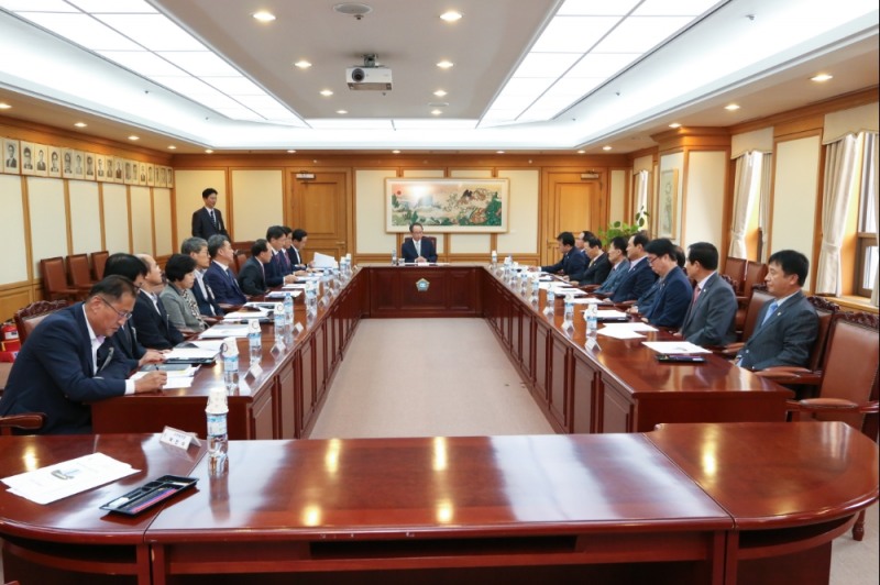 부산지법 이광만 법원장이 10일 소회의실에서 부산법무사회 임원들과 간담회를 주재하고 있다.(사진제공=부산지방법원)