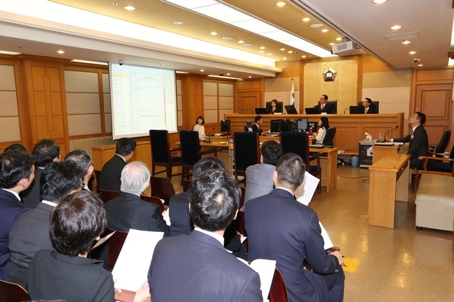 후쿠오카 변호사들이 303호법정에서 재판을 방청하고 있다.(사진제공=부산지방법원)