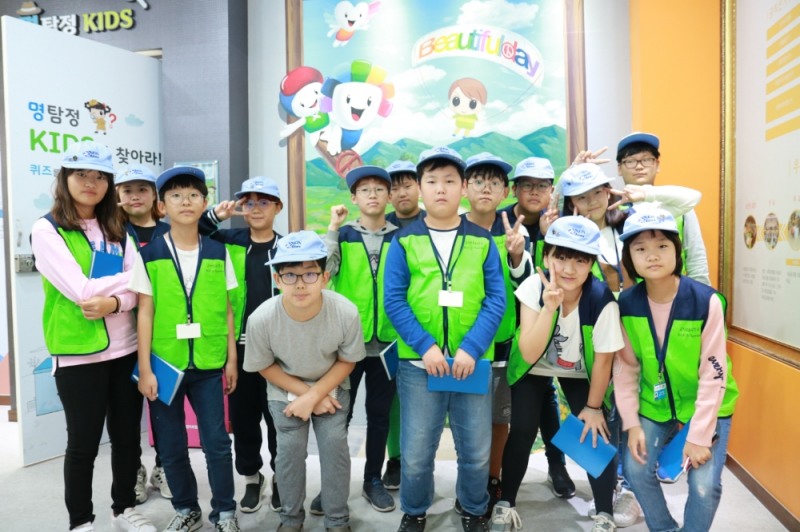 BGV주니어기자단이 체험행사를 갖고 기념촬영.(사진제공=부산시선거관리위원회)