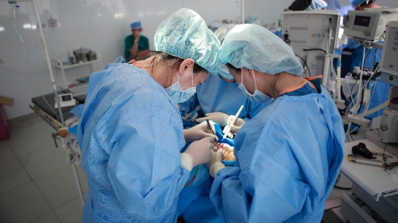 사진=구순구개열 수술을 진행하고 있는 김지남 교수(우측)와 이윤혜 전공의(좌측)