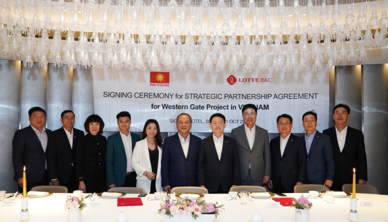 롯데건설 하석주 사장(우측에서 다섯 번째)과 푸끄엉 그룹의 끄엉(우측에서 여섯 번째) 회장을 비롯한 주요 관계자들이 MOU 체결 기념 촬영 중이다.(사진=롯데건설)