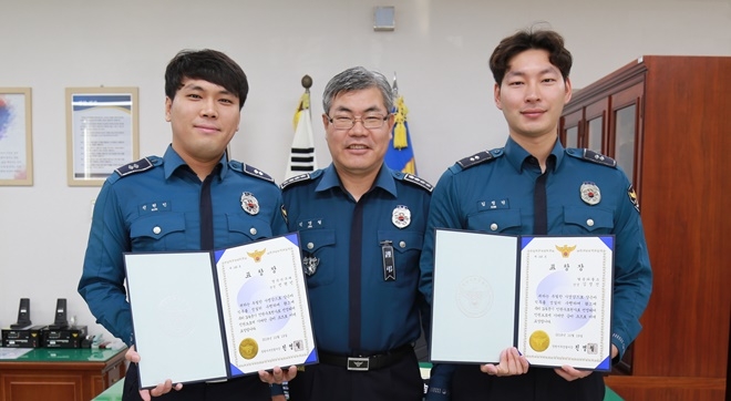 진영철 서장이 ‘인권수호천사’ 2명(명곡지구대 선현민, 팔용파출소 김정건 순경)에게 표창장을 수여하고 기념촬영.(사진제공=창원서부경찰서)