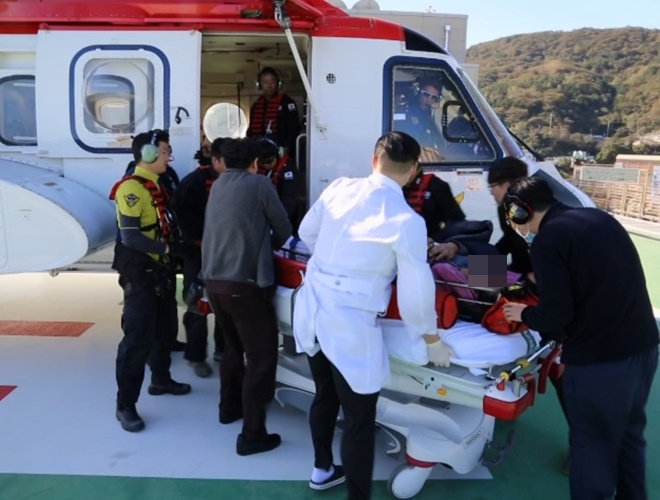 환자를 헬기로 이송하고 있다.(사진제공=부산해양경찰서)