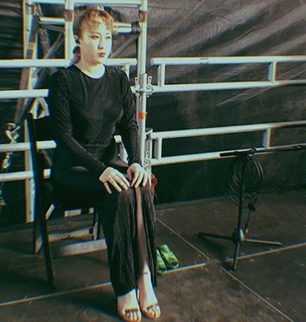 선우정아, '다소곳하게 각잡고 앉은...쭉뻗은 가늠할 수 없는 기럭지'