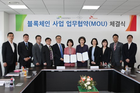 SK텔레콤과 한국토지주택공사(LH)가 경상남도 진주 한국토지주택공사 본사에서 SK텔레콤 오세현 블록체인사업개발 Unit장과 LH 장옥선 경영혁신본부장 및 업무 관계자들이 참석한 가운데 양해각서 체결식을 진행하고 있다