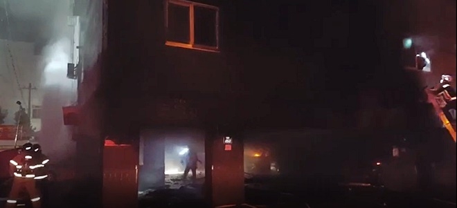 소방관이 화재를 진압하고 입주민을 구조하고 있다.(제공=경남지방경찰청)