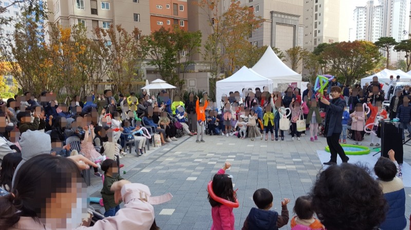 입주민들이 행사에 참여하여 즐기고 있다.(사진=롯데건설)