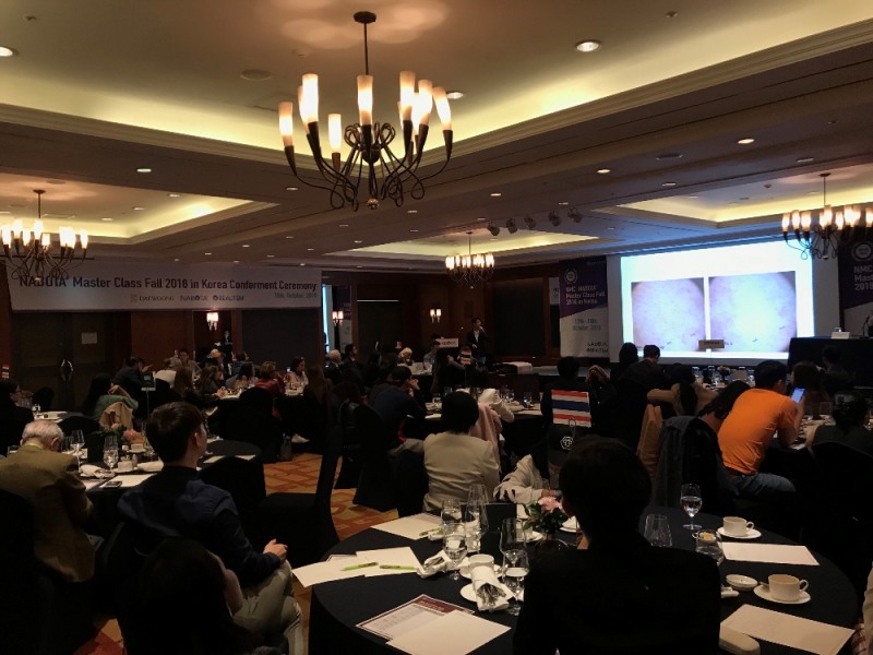 웰스피부과 최원우 원장이 나보타를 활용한 연구결과 및 시술노하우에 대해 ‘NMC Fall 2018 in Korea’ 워크숍에 참석한 해외 의사들에게 강의하고 있다. (사진=대웅제약)