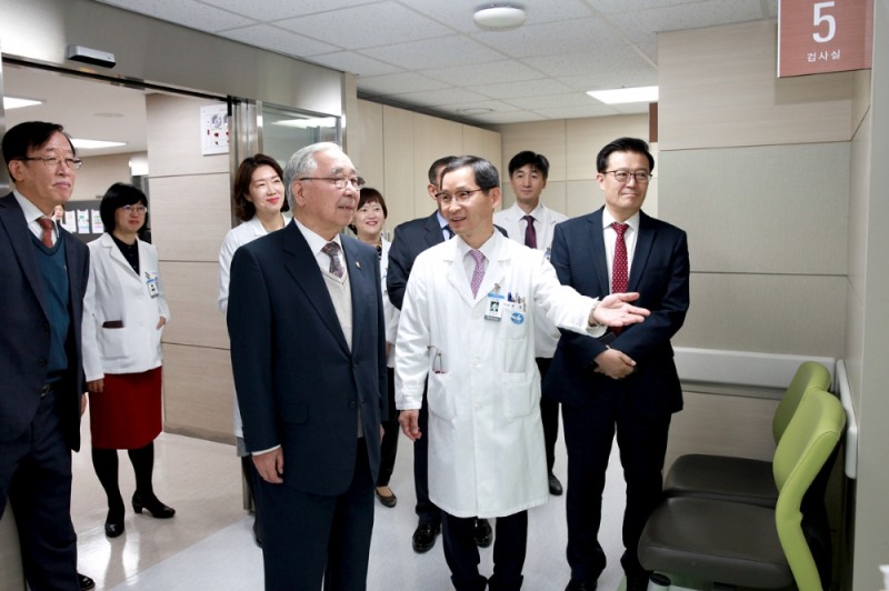 문정섭 서울백병원 내시경실장이 이순형 인제학원 이사장에게 이번에 확장 개소한 소화기내시경센터 검사실과 환자 편의시설에 대해 설명하고 있다. (사진=백병원)