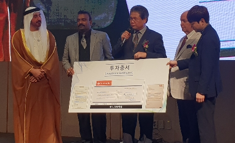 코인제스트 전종희 대표(오른쪽 첫번째)와 M.K 인터내셔널 정해정 회장(가운데)가 각국 투자자들과 투자증서 전달식을 진행하고 있다. (사진=로이슈)