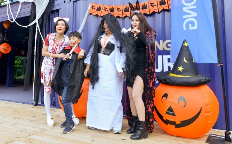 가족 모두가 눈에 띄는 스타일을 선보여 오늘의 핼러윈 코스튬에 선정된 가족이 기념촬영하고 있다.(사진=쌍용자동차)