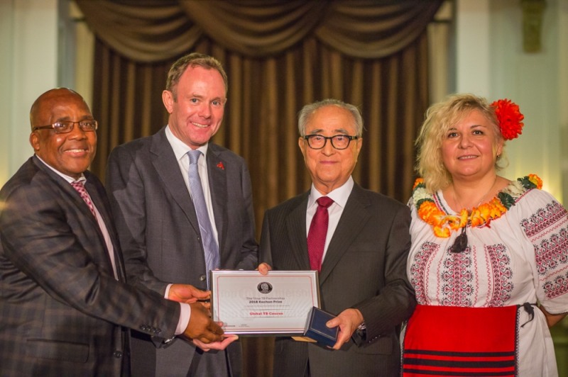 지난 23일(현지시간) 네덜란드 헤이그에서 열린 제13회 고촌상 시상식에서 기념촬영을 하고 있는 (왼쪽부터) 아론 못소알레디(Aaron Motsoaledi) 남아프리카공화국 보건복지부 장관, 닉 허버트(Nick Herbert) 세계결핵퇴치의원연맹 대표, 종근당고촌재단 김두현 이사장, 루치카 디띠우(Lucica Ditiu) 결핵퇴치 국제협력 사업단 사무국장. (사진=종근당)