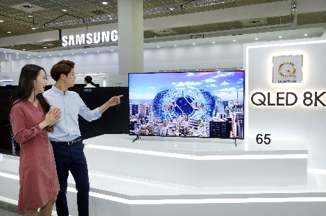 삼성전자 모델들이 ‘QLED 8K TV’의 화면을 감상하고 있다. (사진=삼성전자)