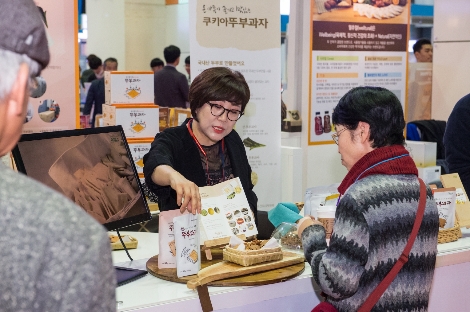 24일 서울 코엑스에서 삼성전자가 중소기업의 신규 판로 개척을 지원하기 위해 개최한 '스마트비즈엑스포'에서 스마트공장 구축 지원을 받은 중소기업들이 참관객을 대상으로 제품 설명을 하고 있다. (사진=삼성전자)