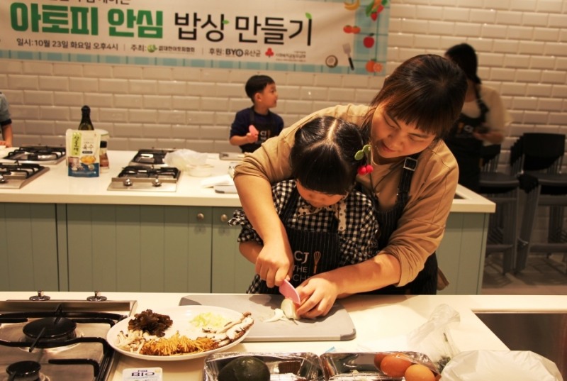 CJ제일제당이 지난 23일 진행한 ‘아토피 안심 쿠킹 클래스’에서 아토피 환아와 그 가족들이 권주희 강사의 지도에 따라 ‘아보카도 콜드 수프’와 ‘미역버섯덮밥’을 만들고 있다. (사진=CJ제일제당)