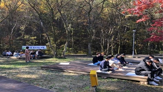 프로그램에 참여한 청소년들이 명상 활동을 통해 스트레스를 해소하고 긴장감을 이완하고 있는 모습.(사진제공=전주준법지원센터)
