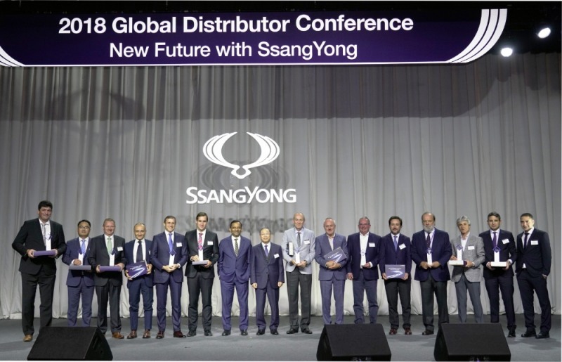 쌍용차 파완 고엔카 이사회 의장 겸 M&M 대표이사(왼쪽에서 일곱 번째), 쌍용차 최종식 대표이사(왼쪽에서 여덟 번째)가 24일 우수대리점 수상자들과 기념촬영을 하고 있다.(사진=쌍용자동차)