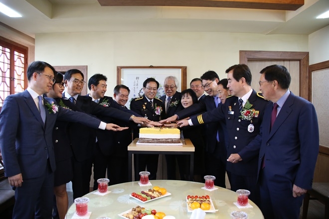 경찰의 날 축하 시루떡 케이크를 자르고 있다.(사진제공=경남지방경찰청)