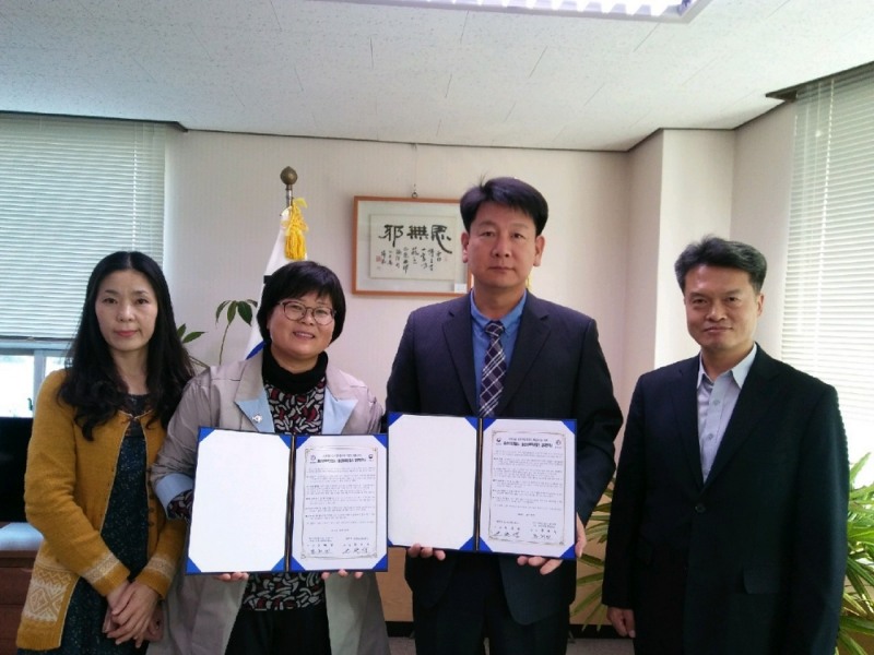 권을식 소장(사진우측 2번째)과 문혜선 소장이 업무협약서를 내보이며 기념촬영.(사진제공=울산준법지원센터)