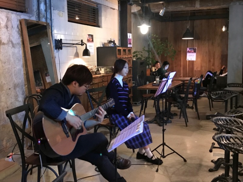 카페드220볼트의 불이켜지는밤에 콘서트가 열리고 있다.(사진제공=카페 드 220볼트)